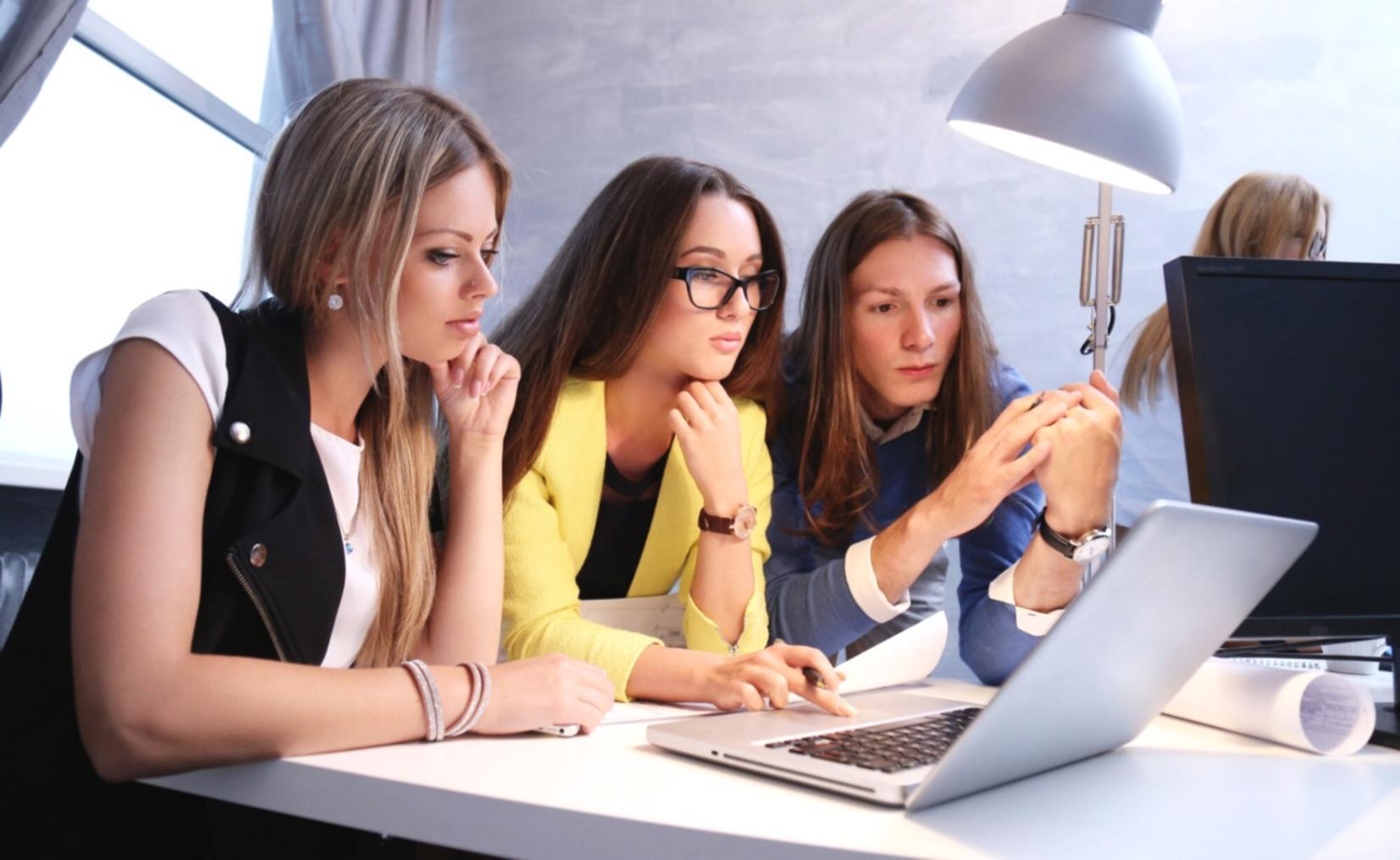 Professionnel analysant des tableaux financiers sur ordinateur