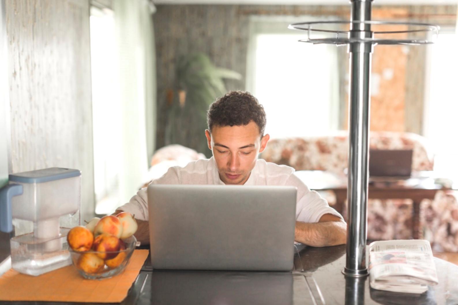 Équipe de direction analysant des projections financières sur écran