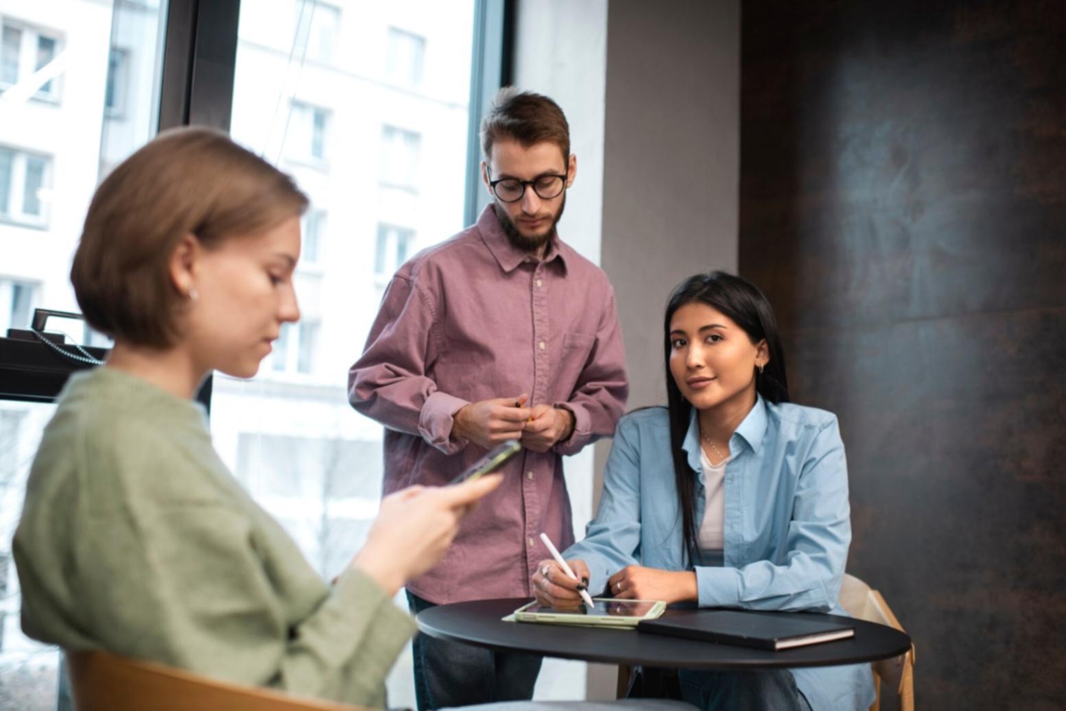 Session de formation sur les techniques de budget glissant avec des participants analysant des modèles financiers